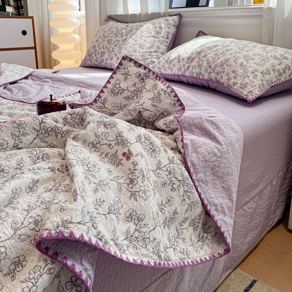 91家纺网 家纺一手货源 找家纺 仟网汇 2026新款三角针贝壳边泡芙纱夏被四件套 三角针夏被-花影