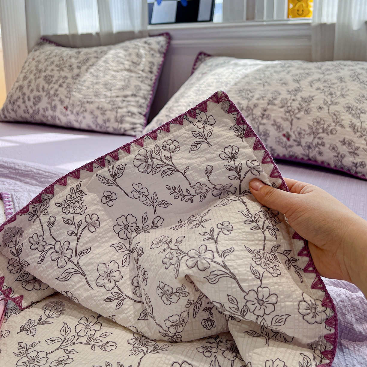 91家纺网 家纺一手货源 找家纺 仟网汇 2026新款三角针贝壳边泡芙纱夏被四件套 三角针夏被-花影