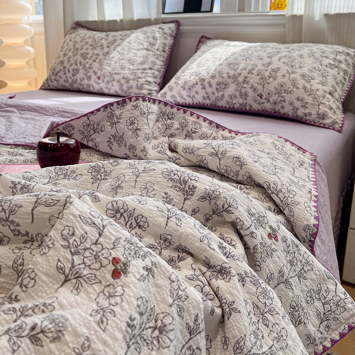 91家纺网 家纺一手货源 找家纺 仟网汇 2026新款三角针贝壳边泡芙纱夏被四件套 三角针夏被-花影