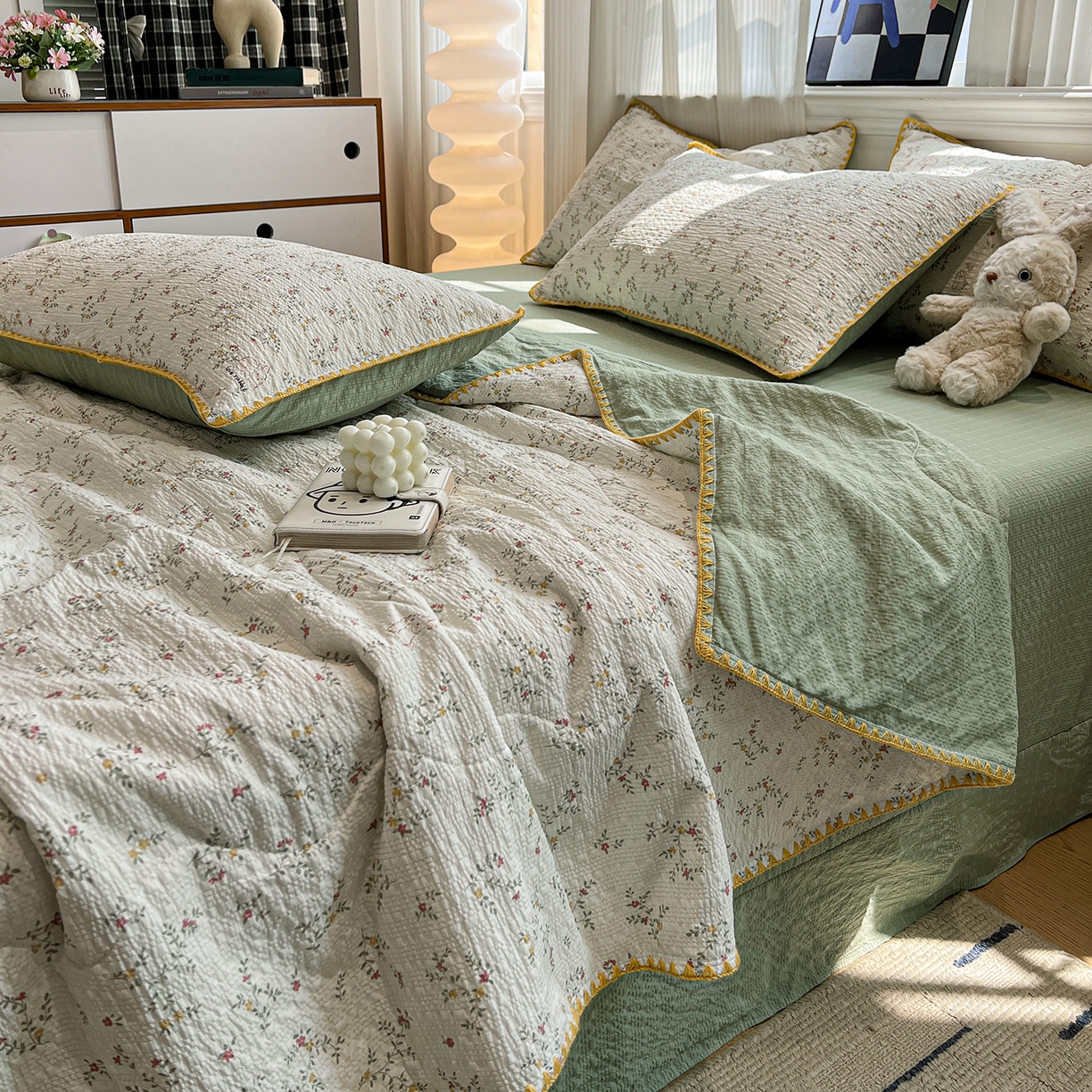 91家纺网 家纺一手货源 找家纺 仟网汇 2026新款三角针贝壳边泡芙纱夏被四件套 三角针夏被-花枝兔