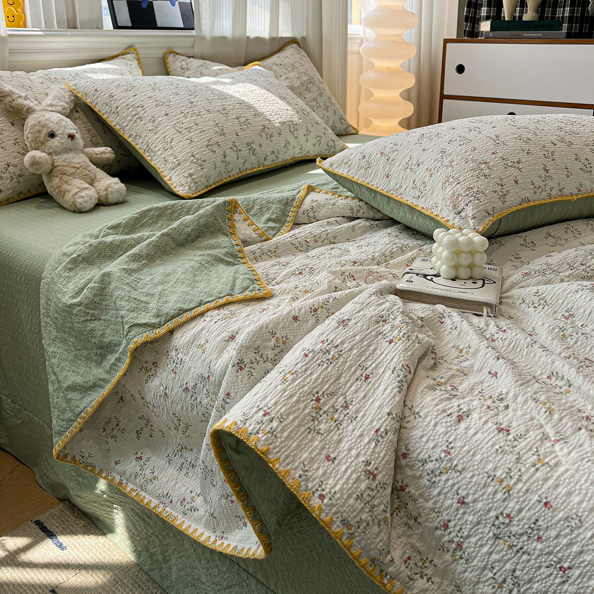 91家纺网 家纺一手货源 找家纺 仟网汇 2026新款三角针贝壳边泡芙纱夏被四件套 三角针夏被-花枝兔