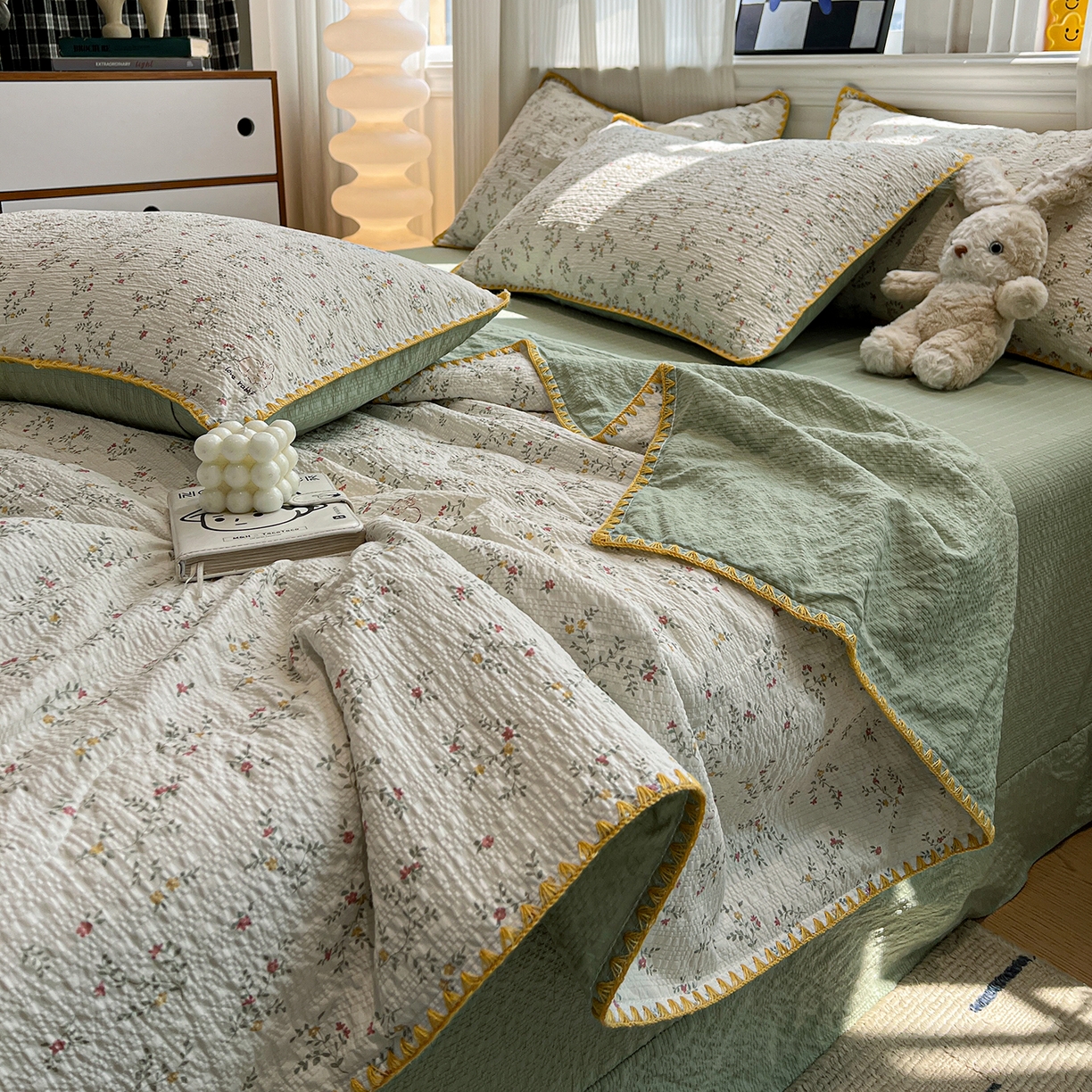 91家纺网 家纺一手货源 找家纺 仟网汇 2026新款三角针贝壳边泡芙纱夏被四件套 三角针夏被-花枝兔