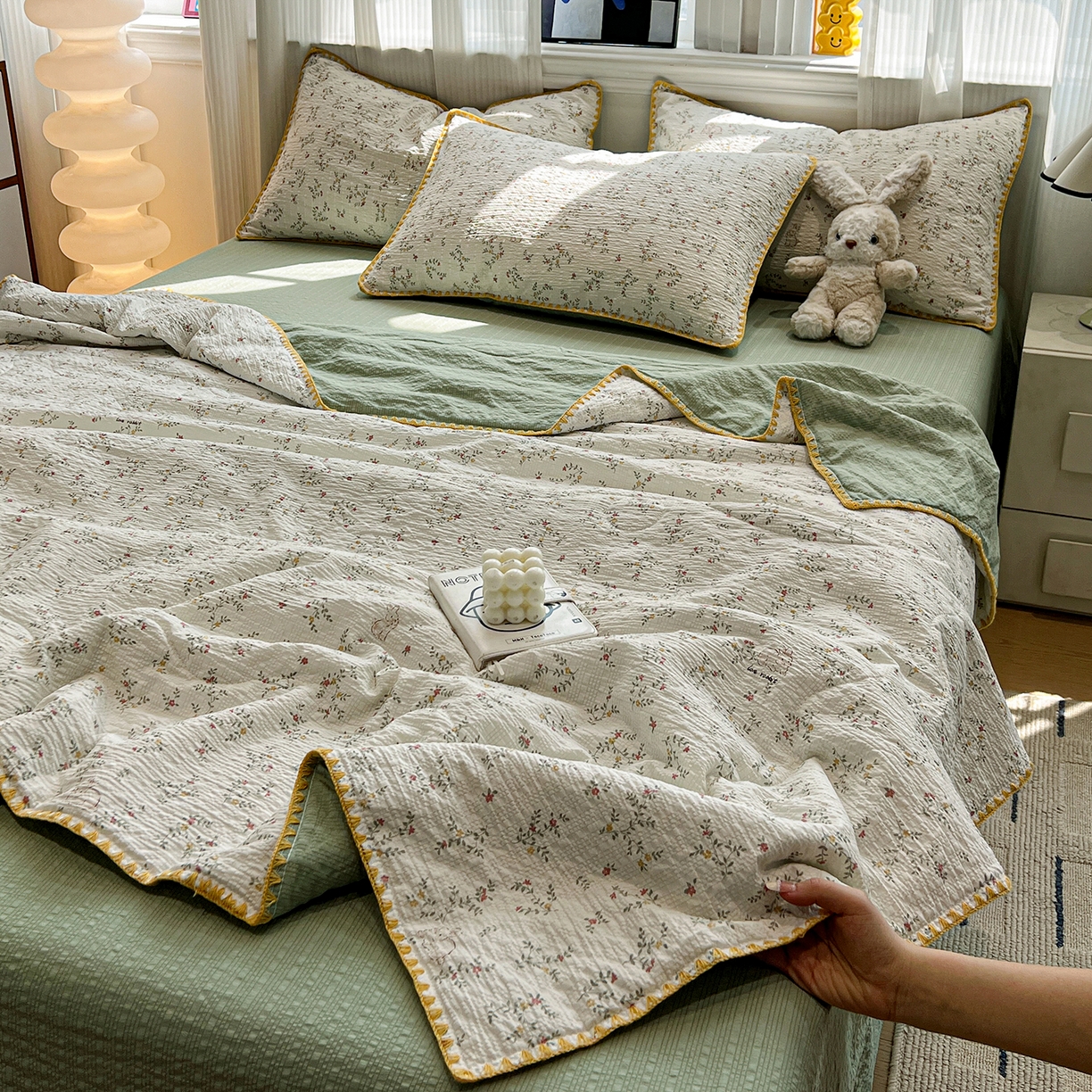 91家纺网 家纺一手货源 找家纺 仟网汇 2026新款三角针贝壳边泡芙纱夏被四件套 三角针夏被-花枝兔