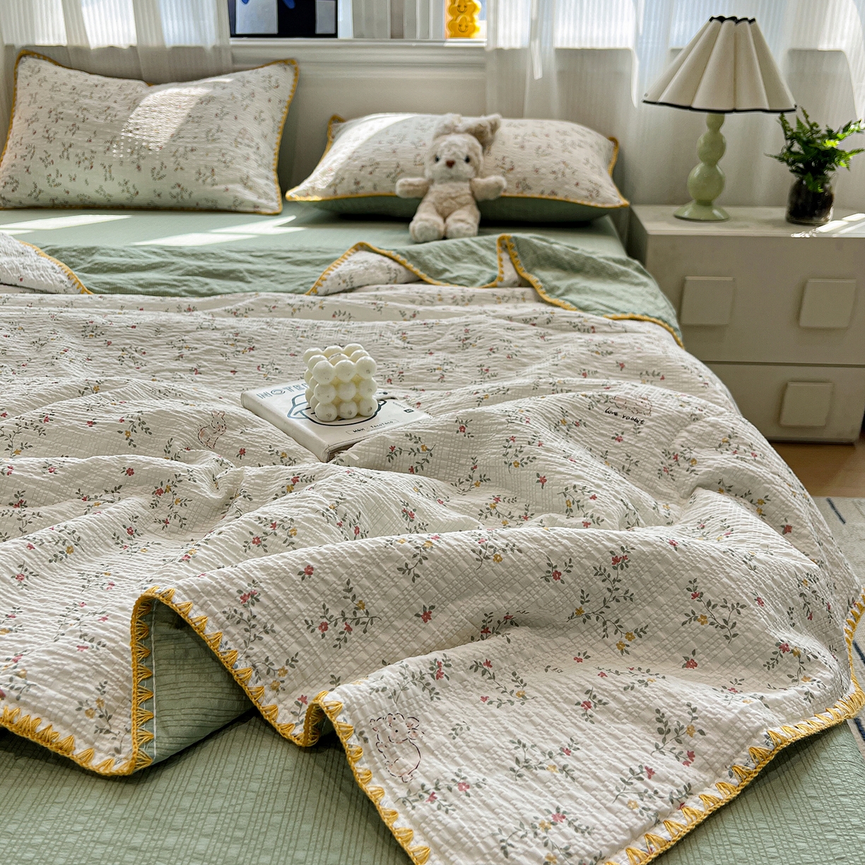 91家纺网 家纺一手货源 找家纺 仟网汇 2026新款三角针贝壳边泡芙纱夏被四件套 三角针夏被-花枝兔