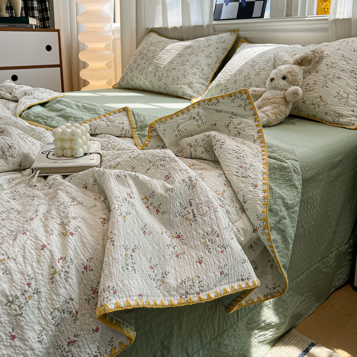 91家纺网 家纺一手货源 找家纺 仟网汇 2026新款三角针贝壳边泡芙纱夏被四件套 三角针夏被-花枝兔