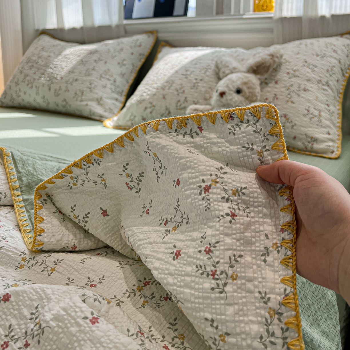 91家纺网 家纺一手货源 找家纺 仟网汇 2026新款三角针贝壳边泡芙纱夏被四件套 三角针夏被-花枝兔