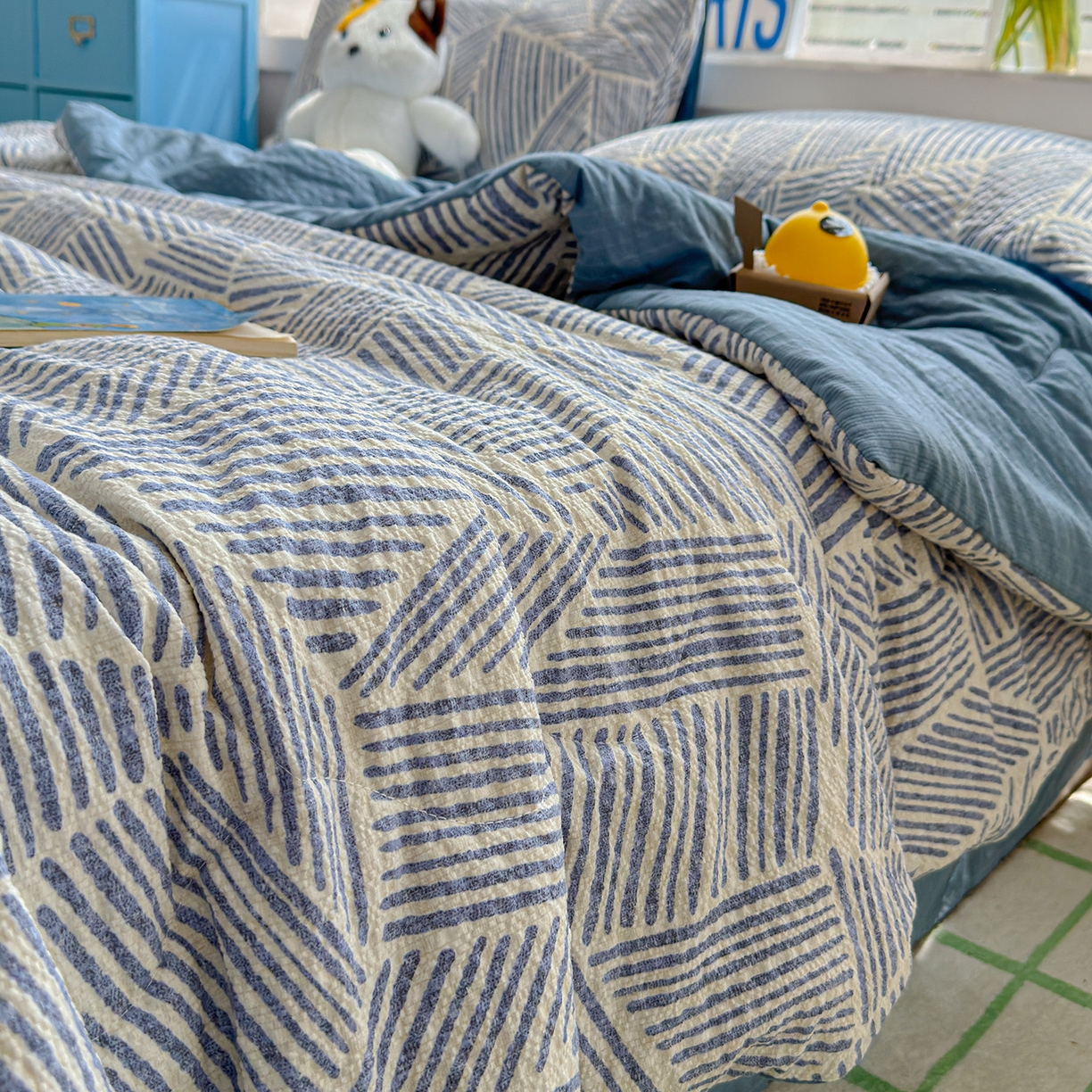 91家纺网 家纺一手货源 找家纺 玉海棠家纺 2026新款云感泡芙棉夏被空调被夏凉被四件套 蓝白织序