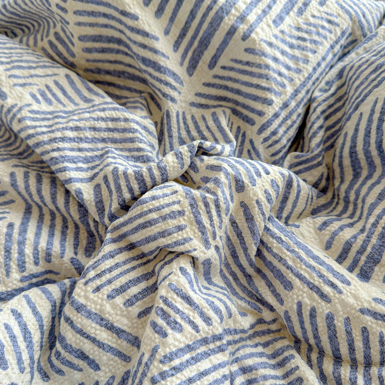 91家纺网 家纺一手货源 找家纺 玉海棠家纺 2026新款云感泡芙棉夏被空调被夏凉被四件套 蓝白织序