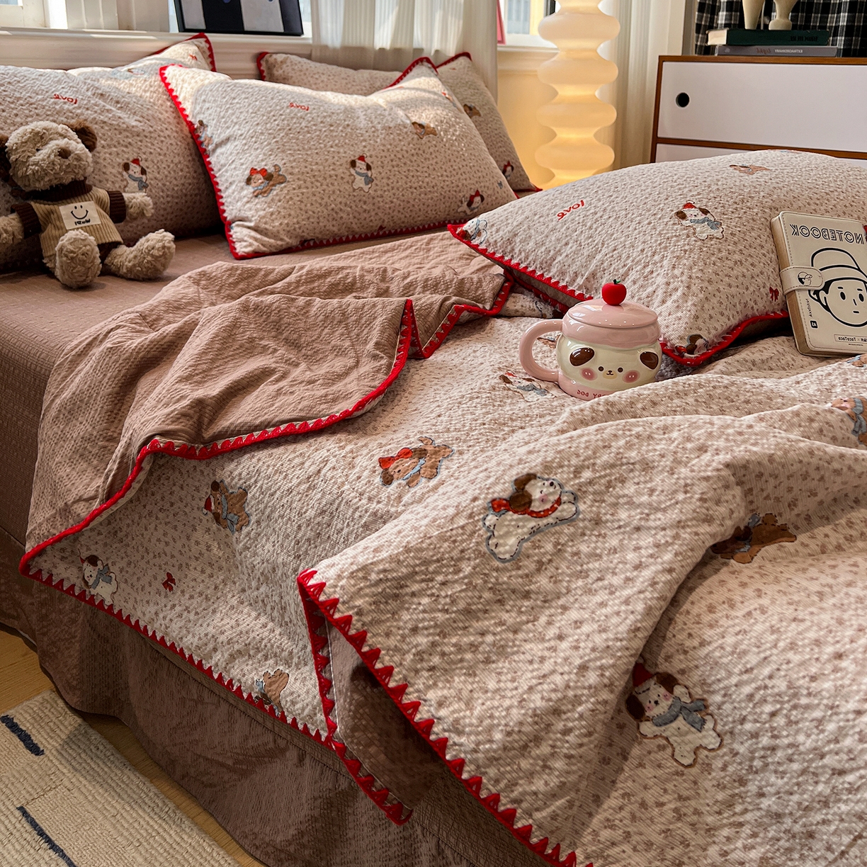 91家纺网 家纺一手货源 找家纺 仟网汇 2026新款三角针贝壳边泡芙纱夏被四件套 三角针夏被-欢乐时光