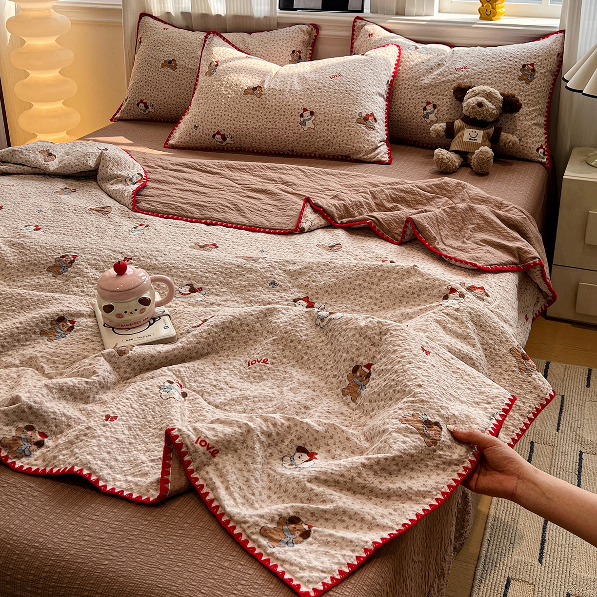 91家纺网 家纺一手货源 找家纺 仟网汇 2026新款三角针贝壳边泡芙纱夏被四件套 三角针夏被-欢乐时光