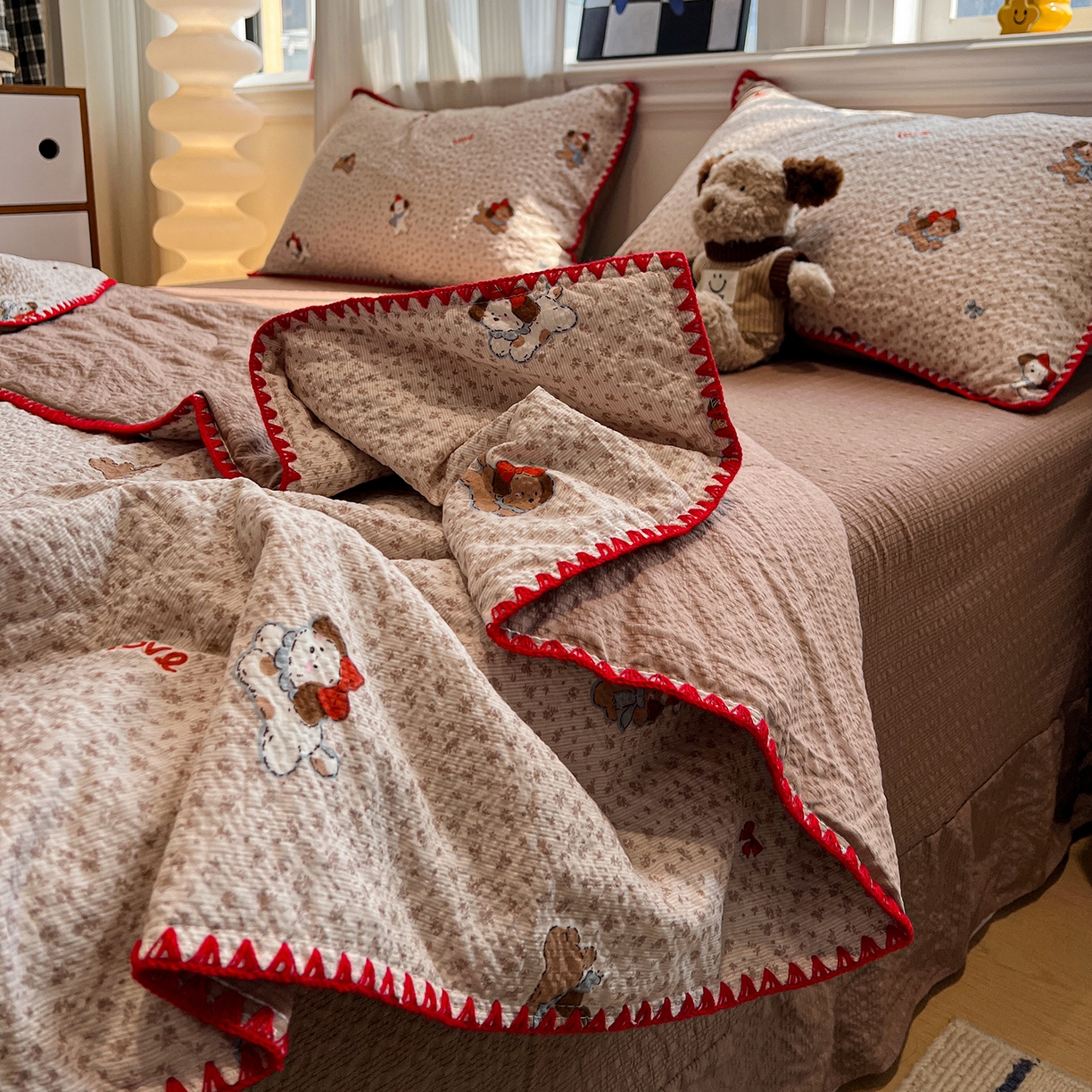 91家纺网 家纺一手货源 找家纺 仟网汇 2026新款三角针贝壳边泡芙纱夏被四件套 三角针夏被-欢乐时光