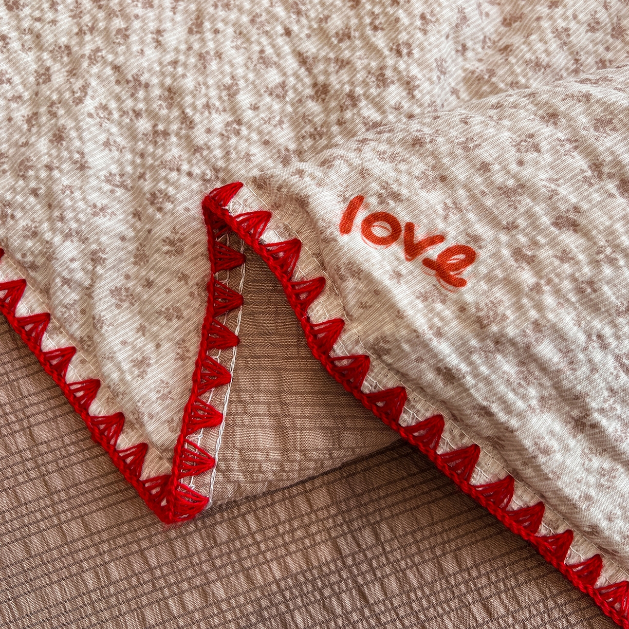 91家纺网 家纺一手货源 找家纺 仟网汇 2026新款三角针贝壳边泡芙纱夏被四件套 三角针夏被-欢乐时光