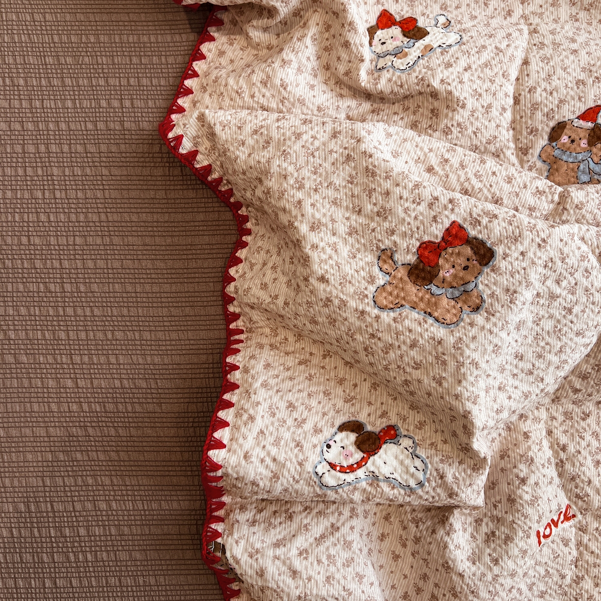 91家纺网 家纺一手货源 找家纺 仟网汇 2026新款三角针贝壳边泡芙纱夏被四件套 三角针夏被-欢乐时光