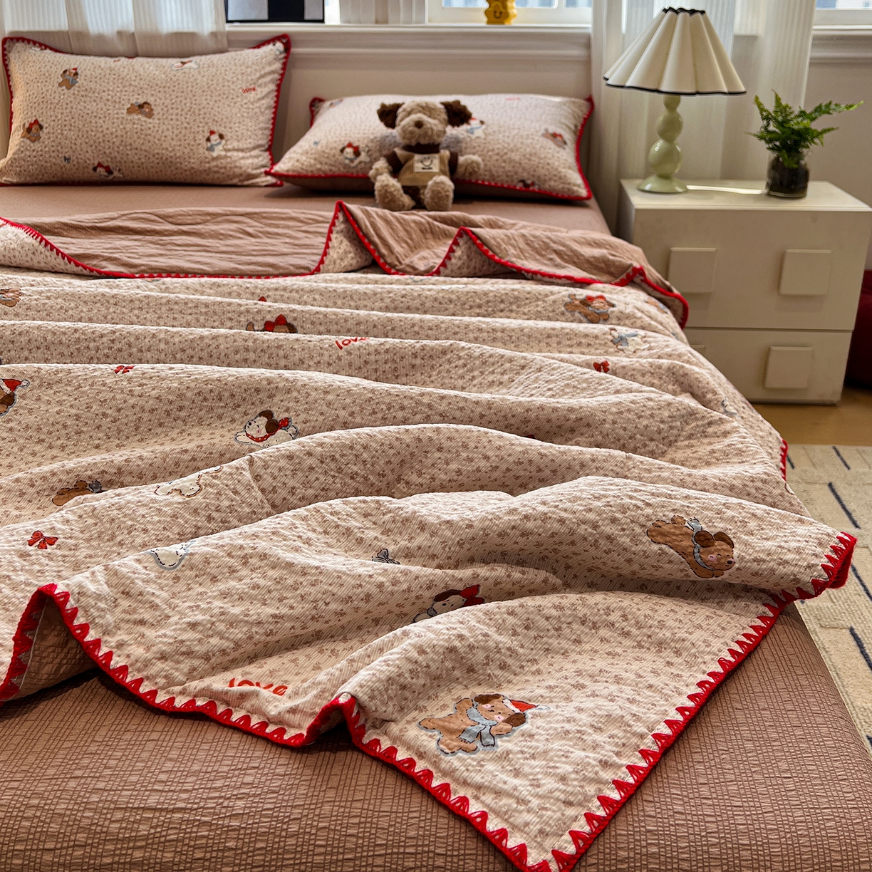 91家纺网 家纺一手货源 找家纺 仟网汇 2026新款三角针贝壳边泡芙纱夏被四件套 三角针夏被-欢乐时光