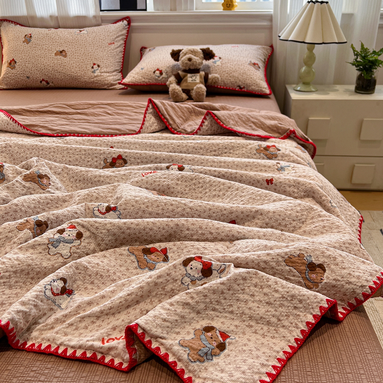 91家纺网 家纺一手货源 找家纺 仟网汇 2026新款三角针贝壳边泡芙纱夏被四件套 三角针夏被-欢乐时光