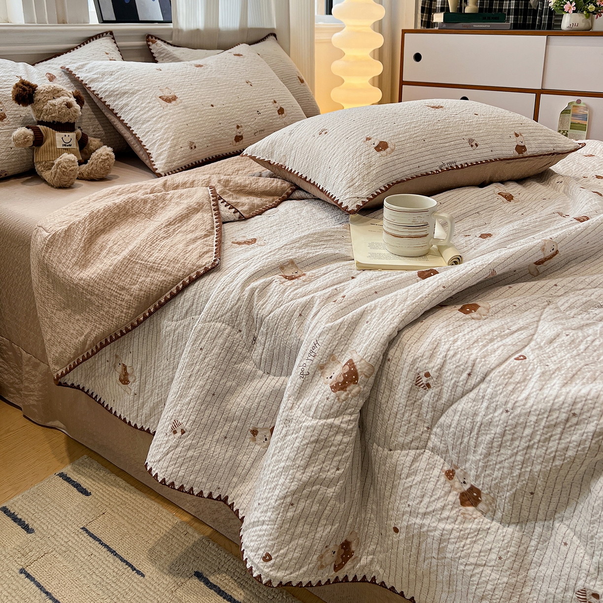 91家纺网 家纺一手货源 找家纺 仟网汇 2026新款三角针贝壳边泡芙纱夏被四件套 三角针夏被-欢乐修狗