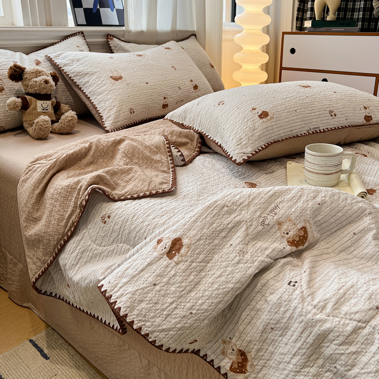 91家纺网 家纺一手货源 找家纺 仟网汇 2026新款三角针贝壳边泡芙纱夏被四件套 三角针夏被-欢乐修狗