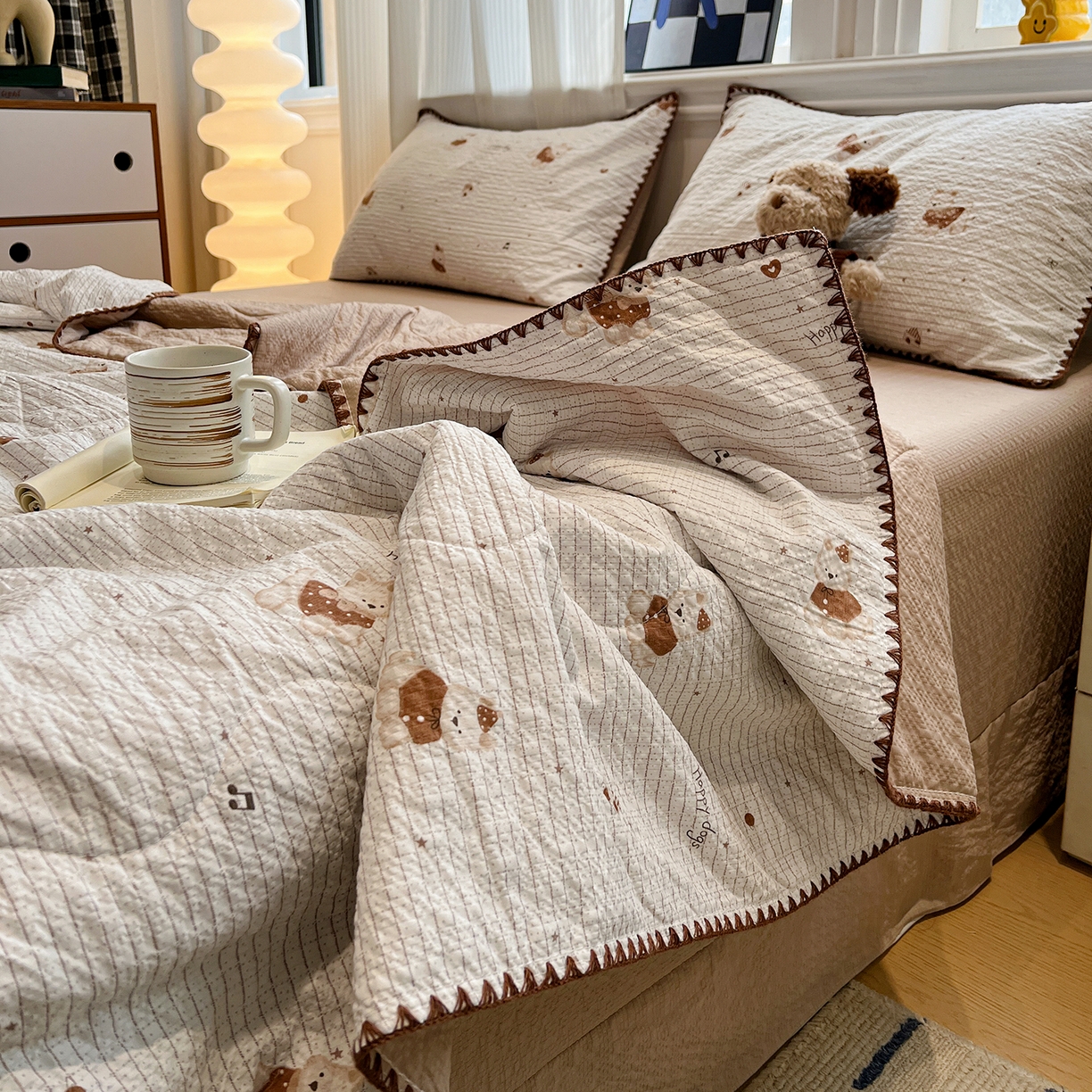 91家纺网 家纺一手货源 找家纺 仟网汇 2026新款三角针贝壳边泡芙纱夏被四件套 三角针夏被-欢乐修狗