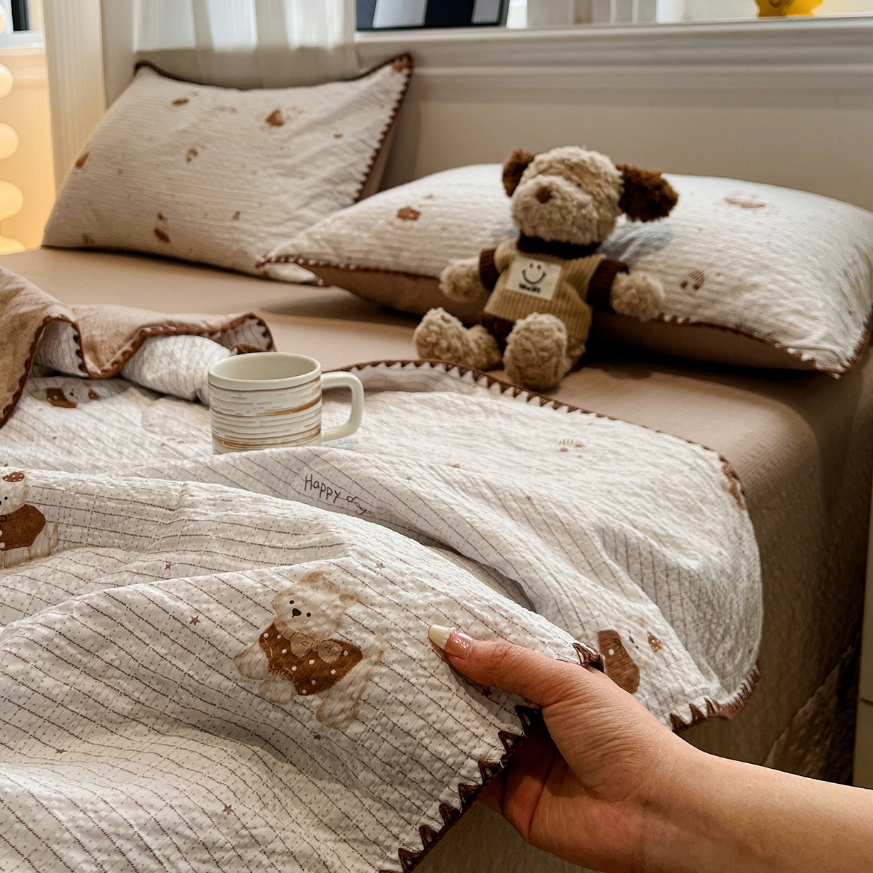 91家纺网 家纺一手货源 找家纺 仟网汇 2026新款三角针贝壳边泡芙纱夏被四件套 三角针夏被-欢乐修狗