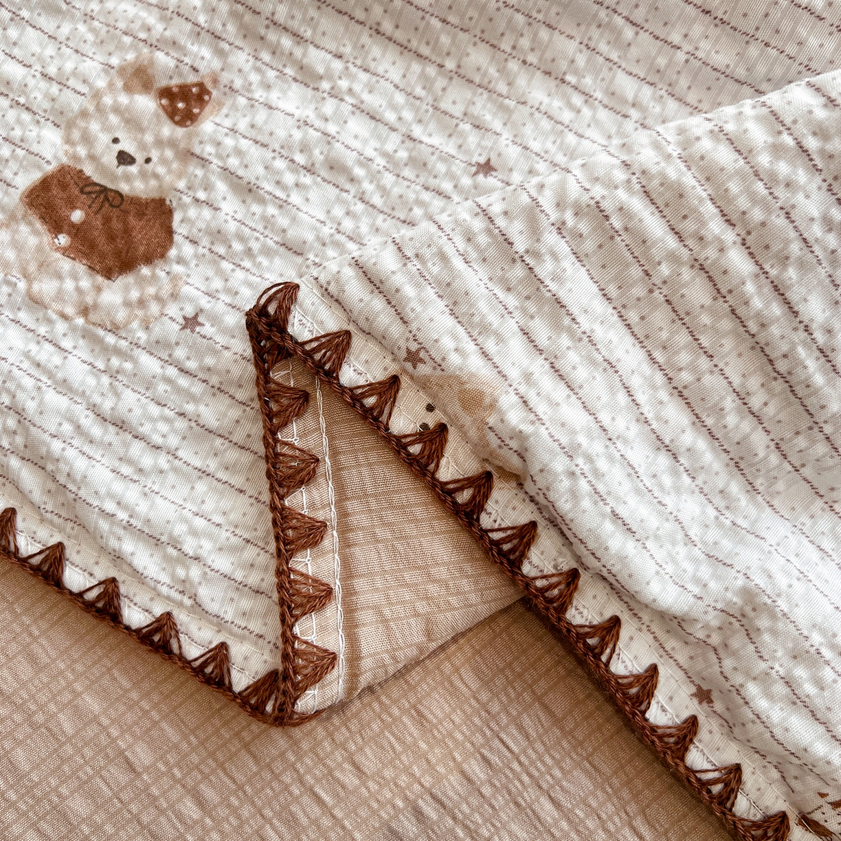 91家纺网 家纺一手货源 找家纺 仟网汇 2026新款三角针贝壳边泡芙纱夏被四件套 三角针夏被-欢乐修狗