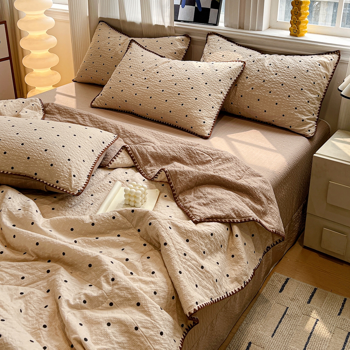 91家纺网 家纺一手货源 找家纺 仟网汇 2026新款三角针贝壳边泡芙纱夏被四件套 三角针夏被-焦糖豆豆