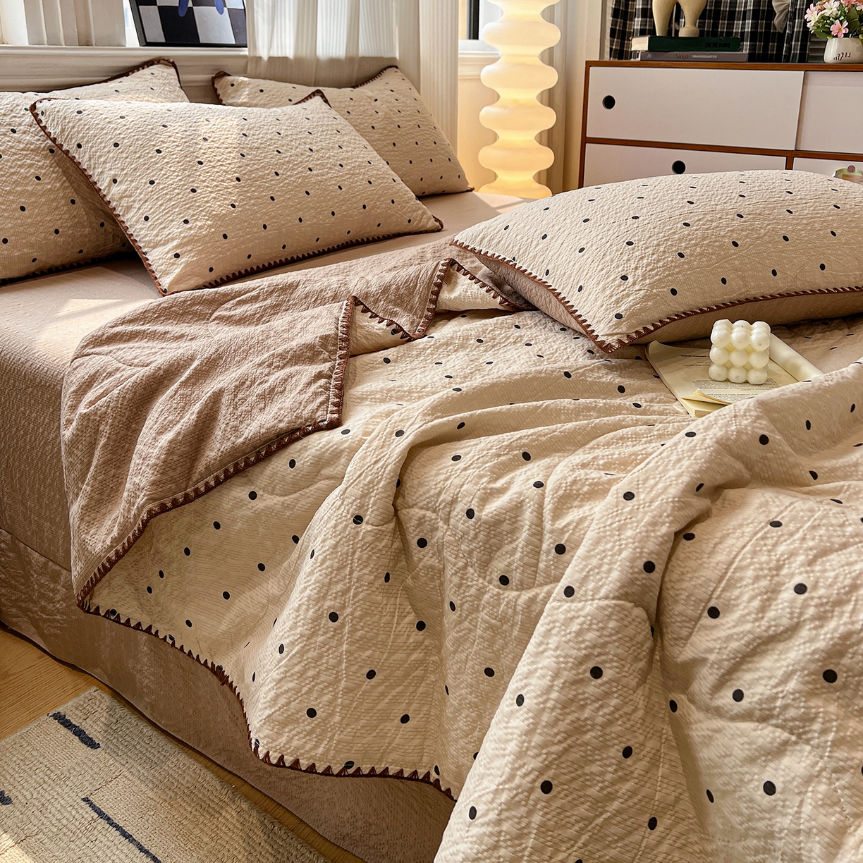 91家纺网 家纺一手货源 找家纺 仟网汇 2026新款三角针贝壳边泡芙纱夏被四件套 三角针夏被-焦糖豆豆