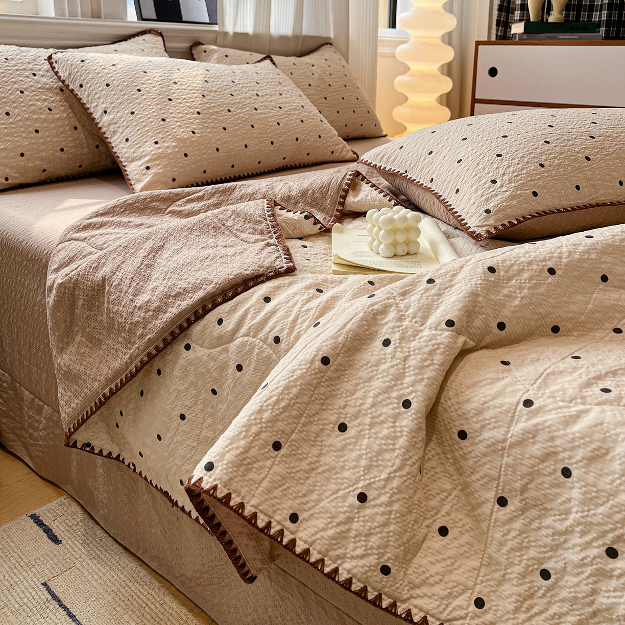 91家纺网 家纺一手货源 找家纺 仟网汇 2026新款三角针贝壳边泡芙纱夏被四件套 三角针夏被-焦糖豆豆