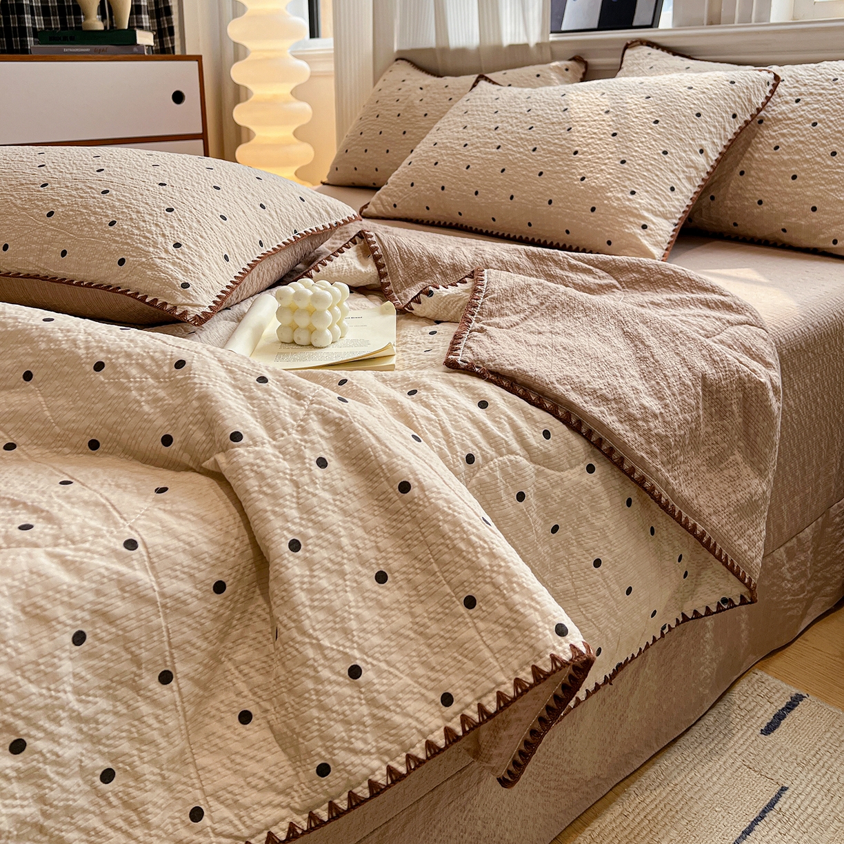 91家纺网 家纺一手货源 找家纺 仟网汇 2026新款三角针贝壳边泡芙纱夏被四件套 三角针夏被-焦糖豆豆