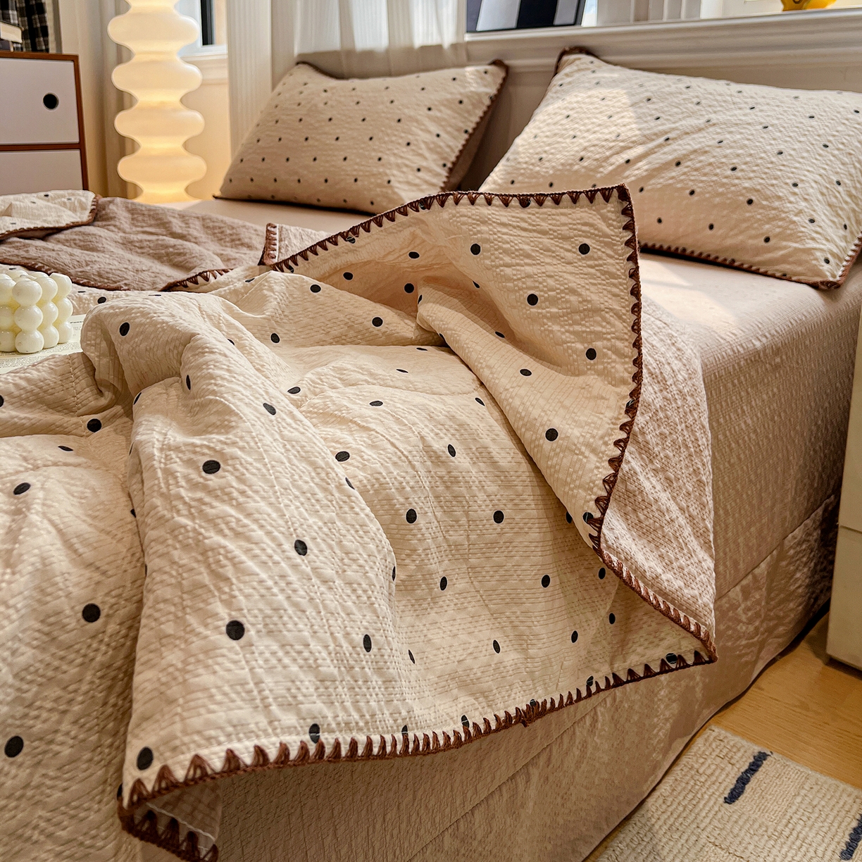 91家纺网 家纺一手货源 找家纺 仟网汇 2026新款三角针贝壳边泡芙纱夏被四件套 三角针夏被-焦糖豆豆