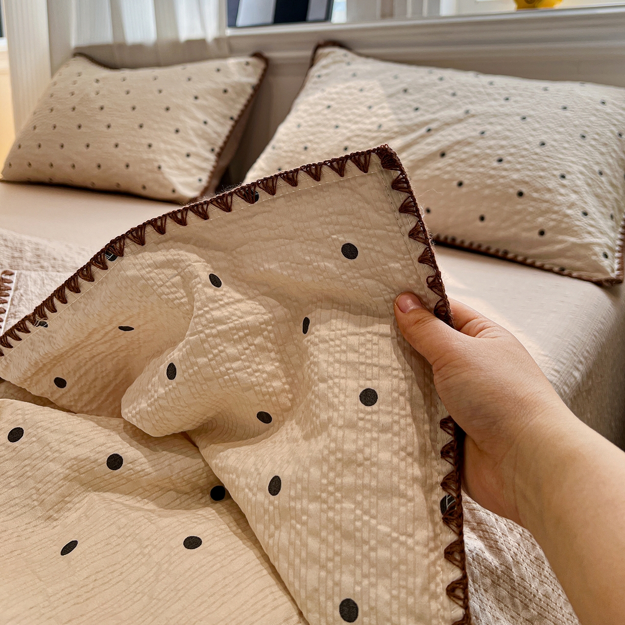 91家纺网 家纺一手货源 找家纺 仟网汇 2026新款三角针贝壳边泡芙纱夏被四件套 三角针夏被-焦糖豆豆