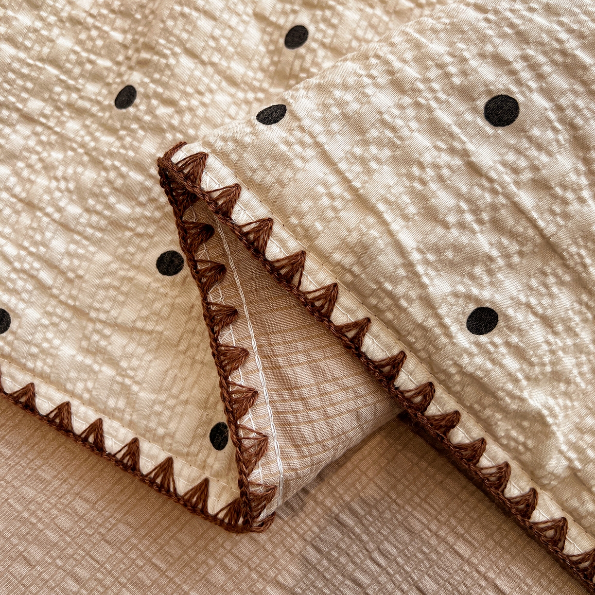 91家纺网 家纺一手货源 找家纺 仟网汇 2026新款三角针贝壳边泡芙纱夏被四件套 三角针夏被-焦糖豆豆