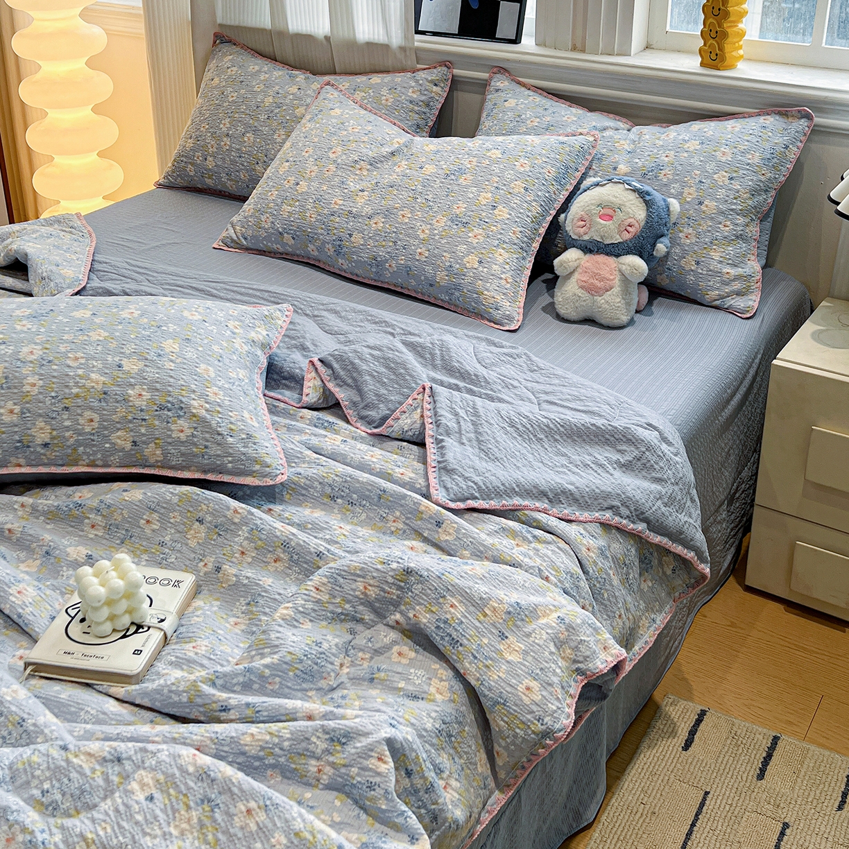 91家纺网 家纺一手货源 找家纺 仟网汇 2026新款三角针贝壳边泡芙纱夏被四件套 三角针夏被-蓝樱