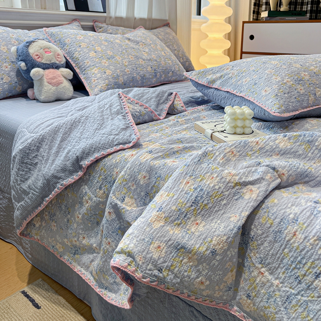 91家纺网 家纺一手货源 找家纺 仟网汇 2026新款三角针贝壳边泡芙纱夏被四件套 三角针夏被-蓝樱