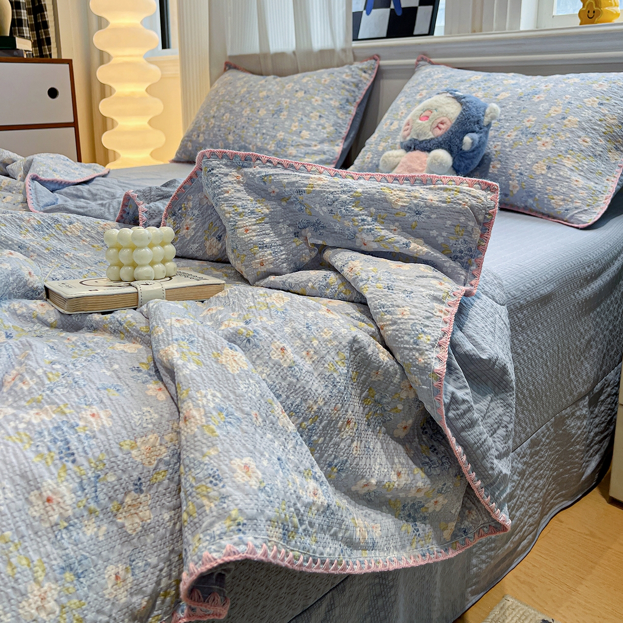 91家纺网 家纺一手货源 找家纺 仟网汇 2026新款三角针贝壳边泡芙纱夏被四件套 三角针夏被-蓝樱