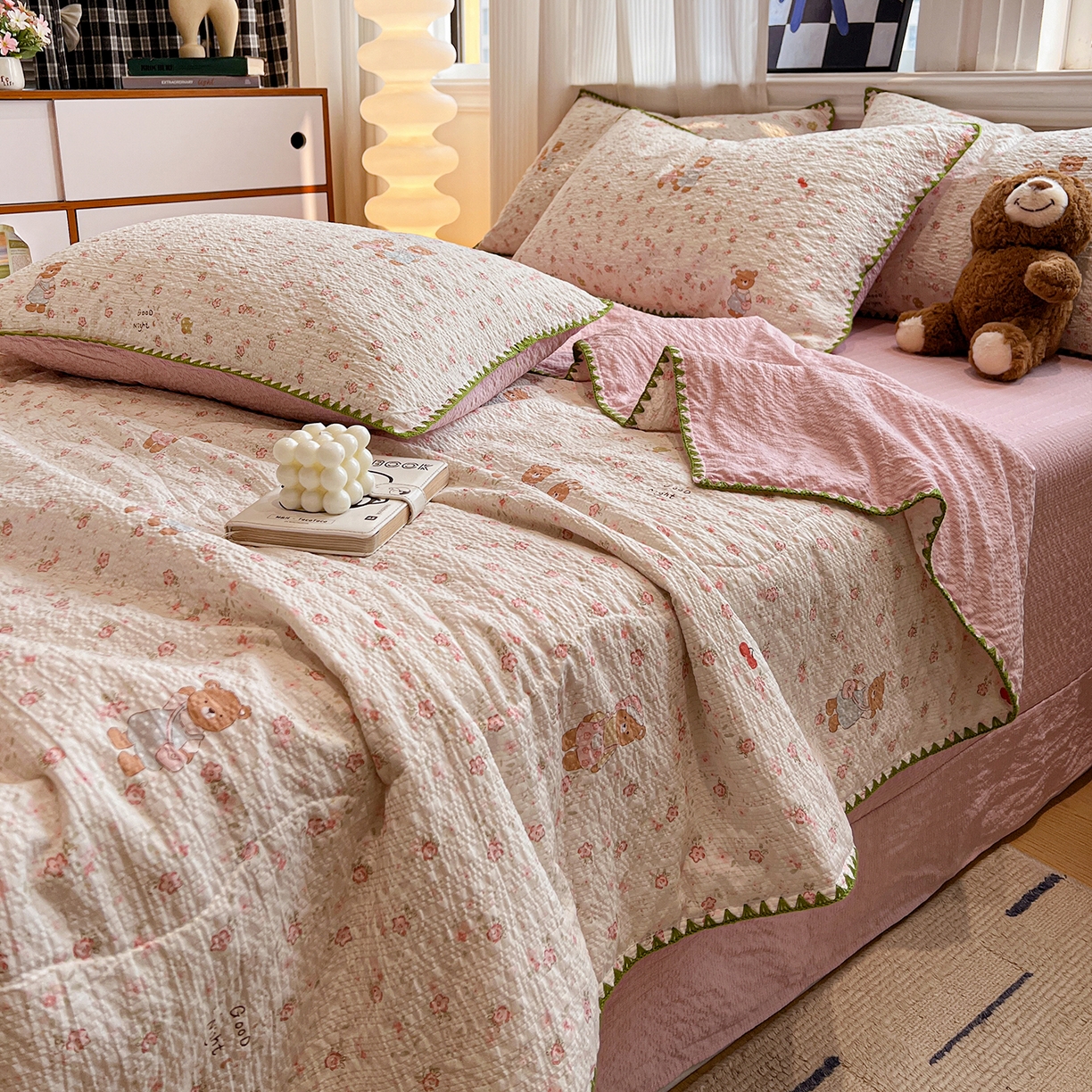 91家纺网 家纺一手货源 找家纺 仟网汇 2026新款三角针贝壳边泡芙纱夏被四件套 三角针夏被-浪漫满屋