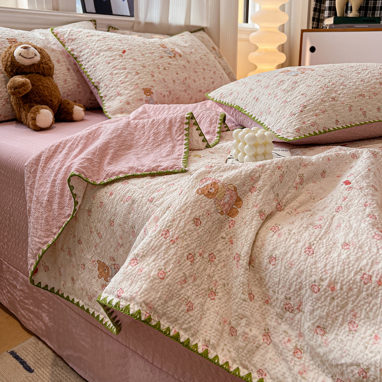 91家纺网 家纺一手货源 找家纺 仟网汇 2026新款三角针贝壳边泡芙纱夏被四件套 三角针夏被-浪漫满屋