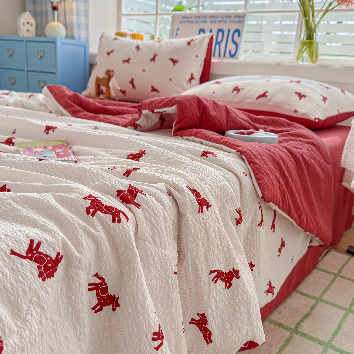 91家纺网 家纺一手货源 找家纺 玉海棠家纺 2026新款云感泡芙棉夏被空调被夏凉被四件套 轻梦赤马