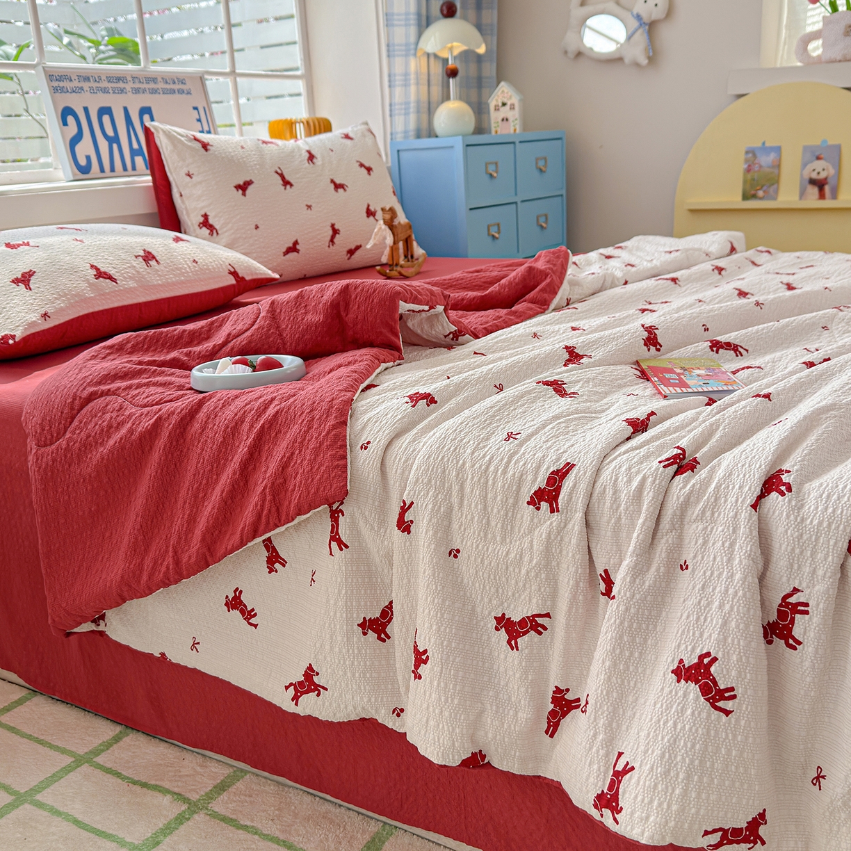 91家纺网 家纺一手货源 找家纺 玉海棠家纺 2026新款云感泡芙棉夏被空调被夏凉被四件套 轻梦赤马