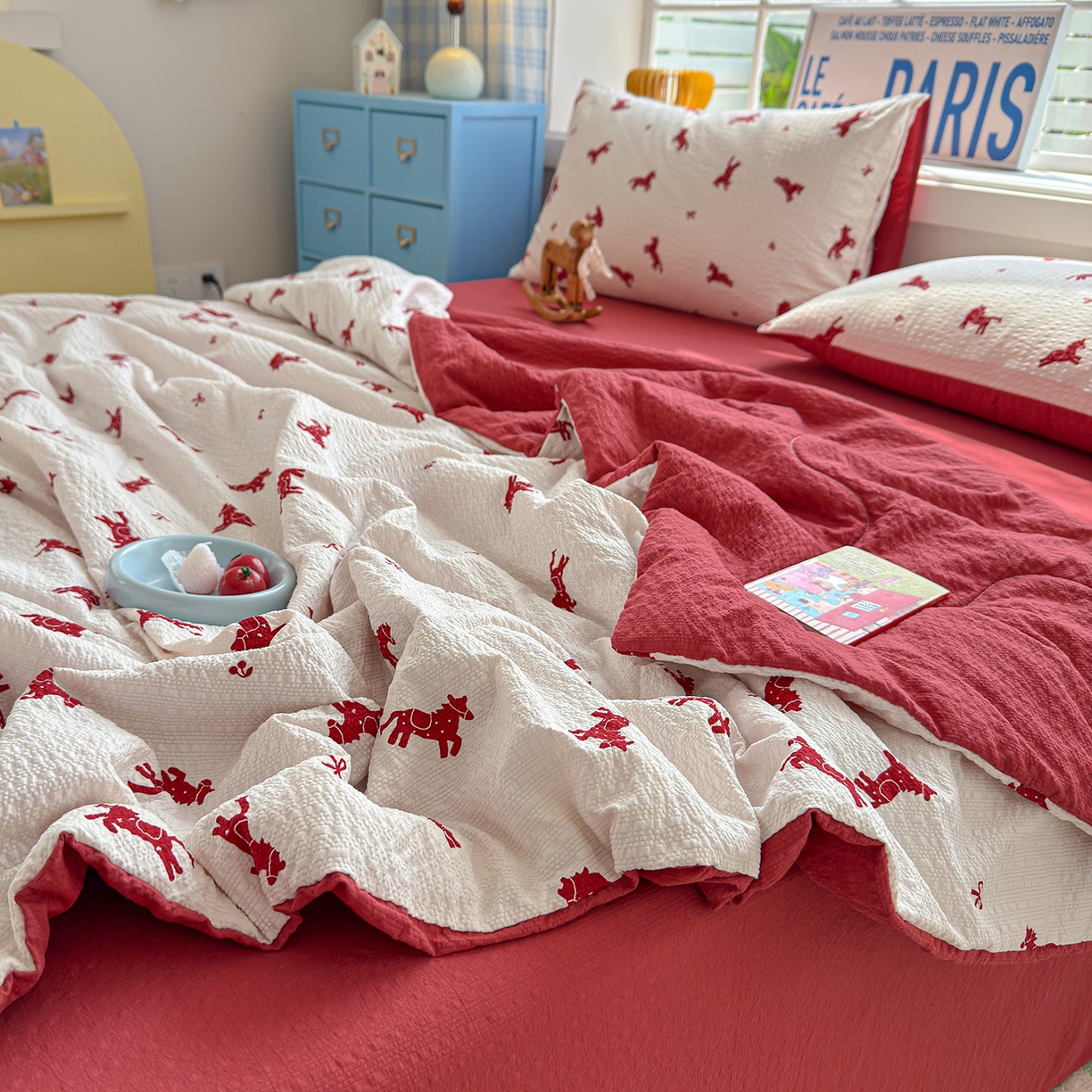 91家纺网 家纺一手货源 找家纺 玉海棠家纺 2026新款云感泡芙棉夏被空调被夏凉被四件套 轻梦赤马