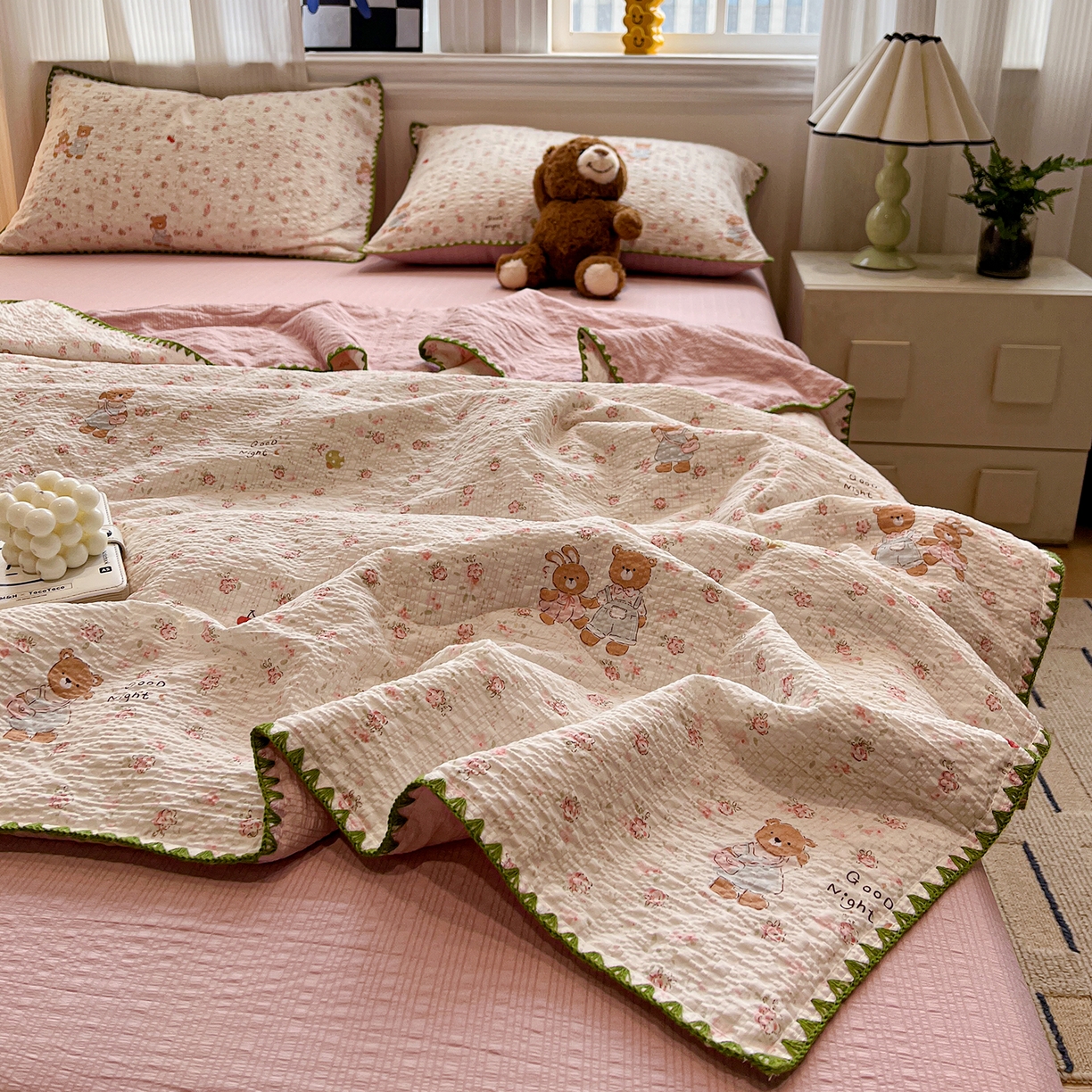 91家纺网 家纺一手货源 找家纺 仟网汇 2026新款三角针贝壳边泡芙纱夏被四件套 三角针夏被-浪漫满屋