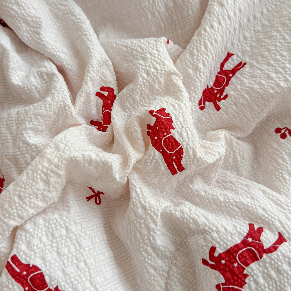 91家纺网 家纺一手货源 找家纺 玉海棠家纺 2026新款云感泡芙棉夏被空调被夏凉被四件套 轻梦赤马