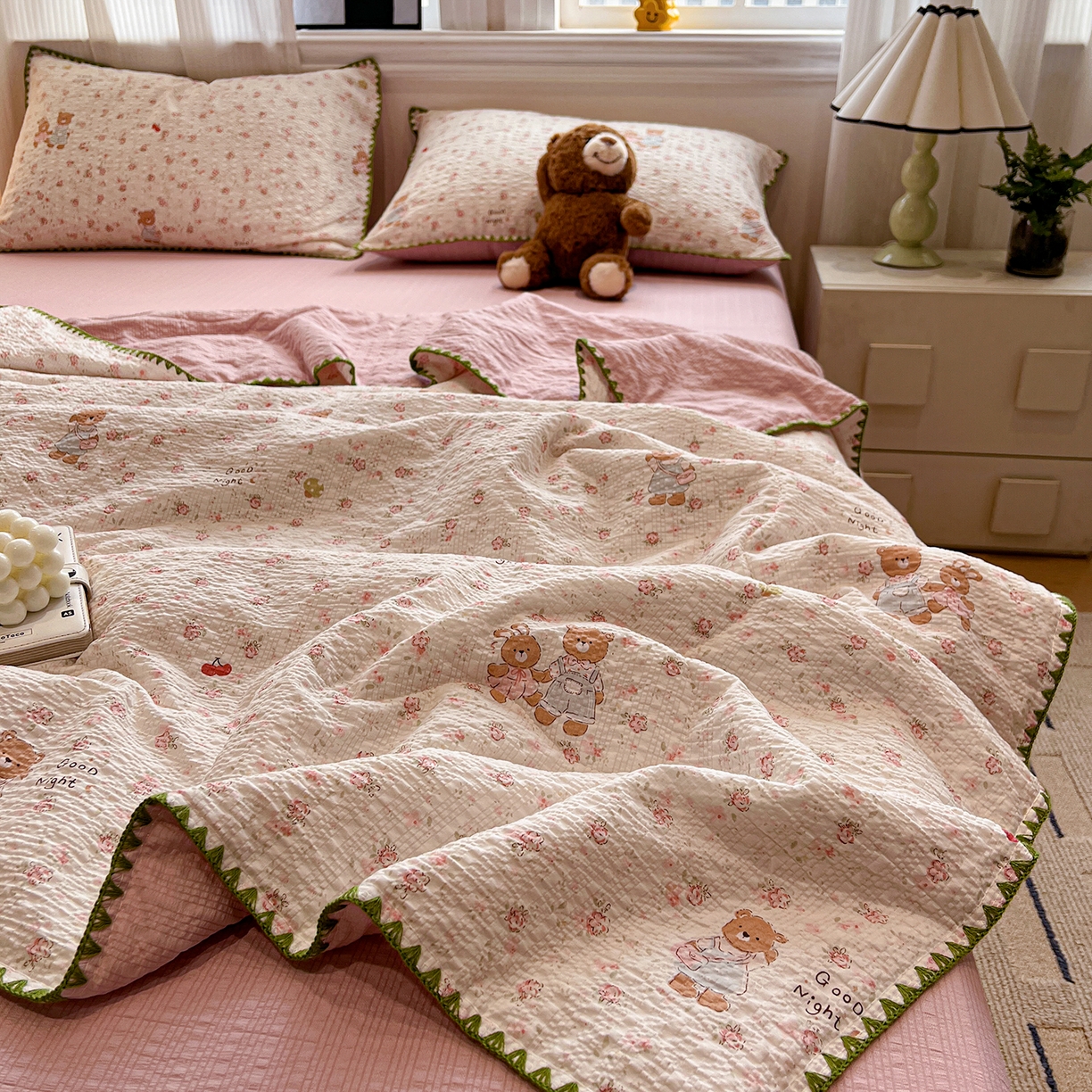 91家纺网 家纺一手货源 找家纺 仟网汇 2026新款三角针贝壳边泡芙纱夏被四件套 三角针夏被-浪漫满屋