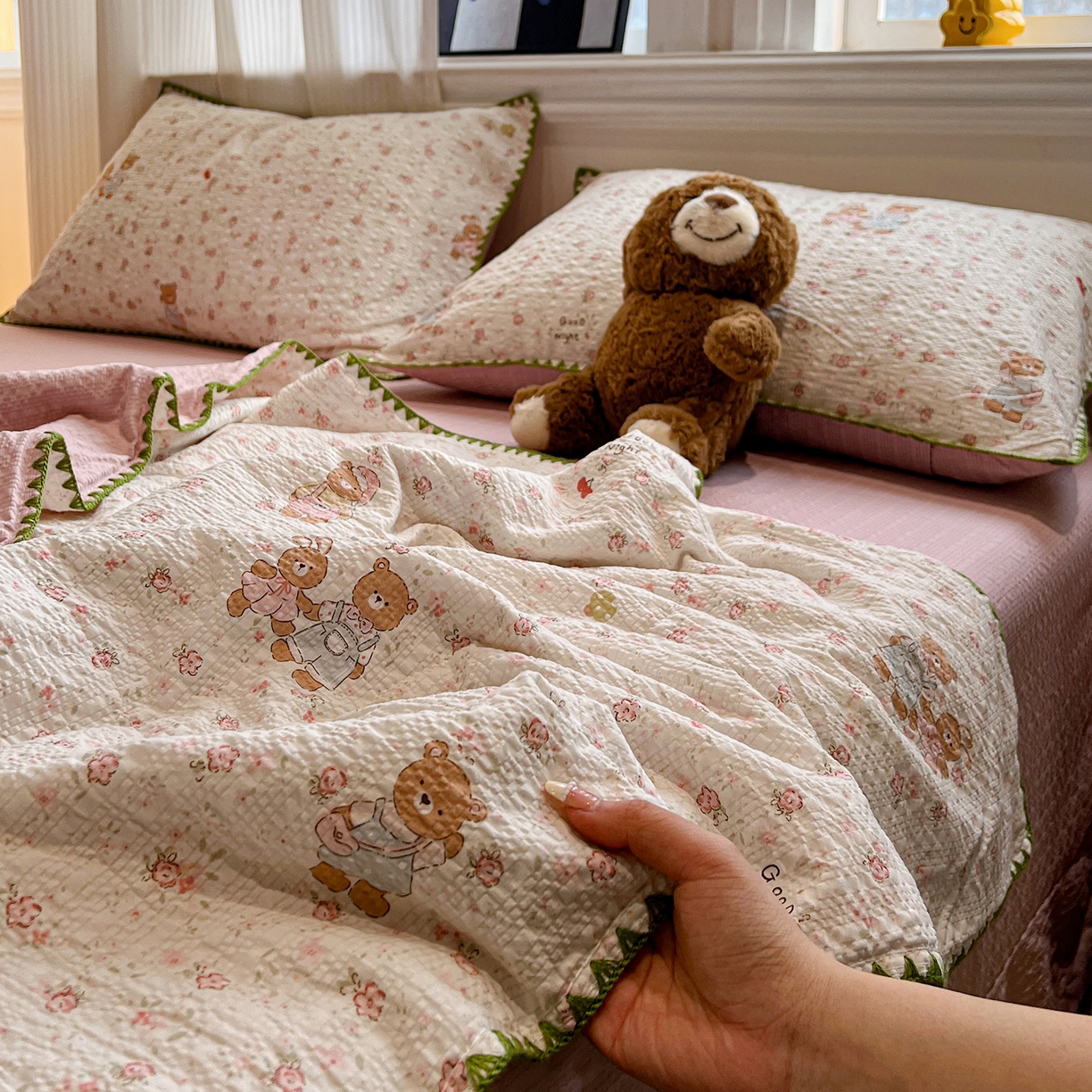 91家纺网 家纺一手货源 找家纺 仟网汇 2026新款三角针贝壳边泡芙纱夏被四件套 三角针夏被-浪漫满屋