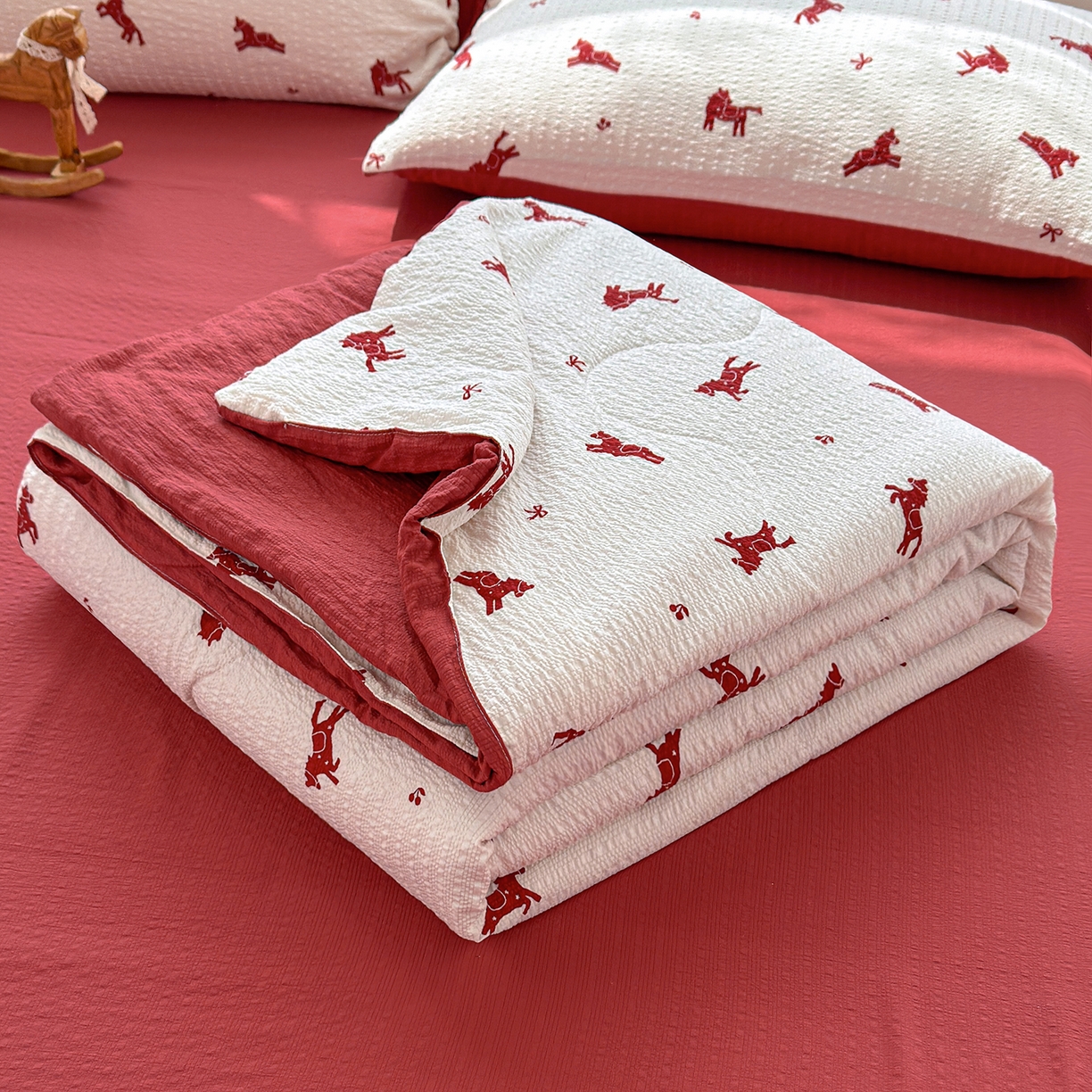 91家纺网 家纺一手货源 找家纺 玉海棠家纺 2026新款云感泡芙棉夏被空调被夏凉被四件套 轻梦赤马