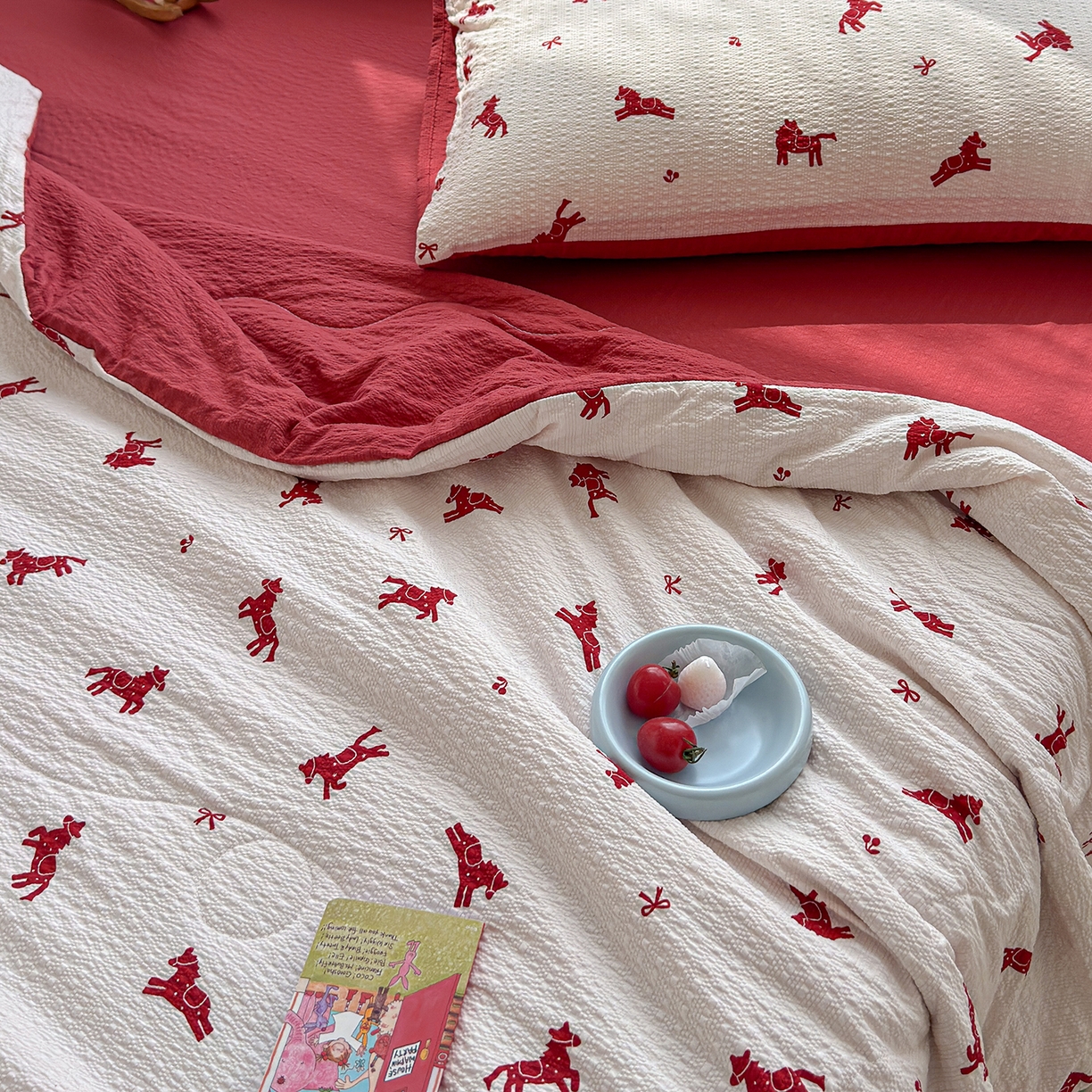 91家纺网 家纺一手货源 找家纺 玉海棠家纺 2026新款云感泡芙棉夏被空调被夏凉被四件套 轻梦赤马