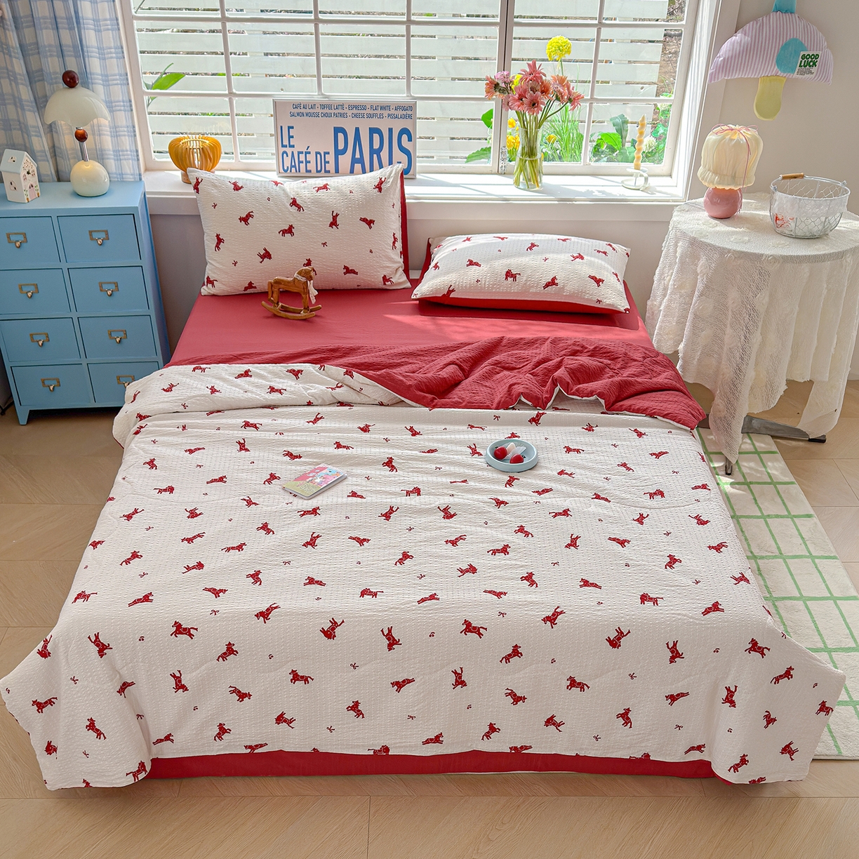 91家纺网 家纺一手货源 找家纺 玉海棠家纺 2026新款云感泡芙棉夏被空调被夏凉被四件套 轻梦赤马