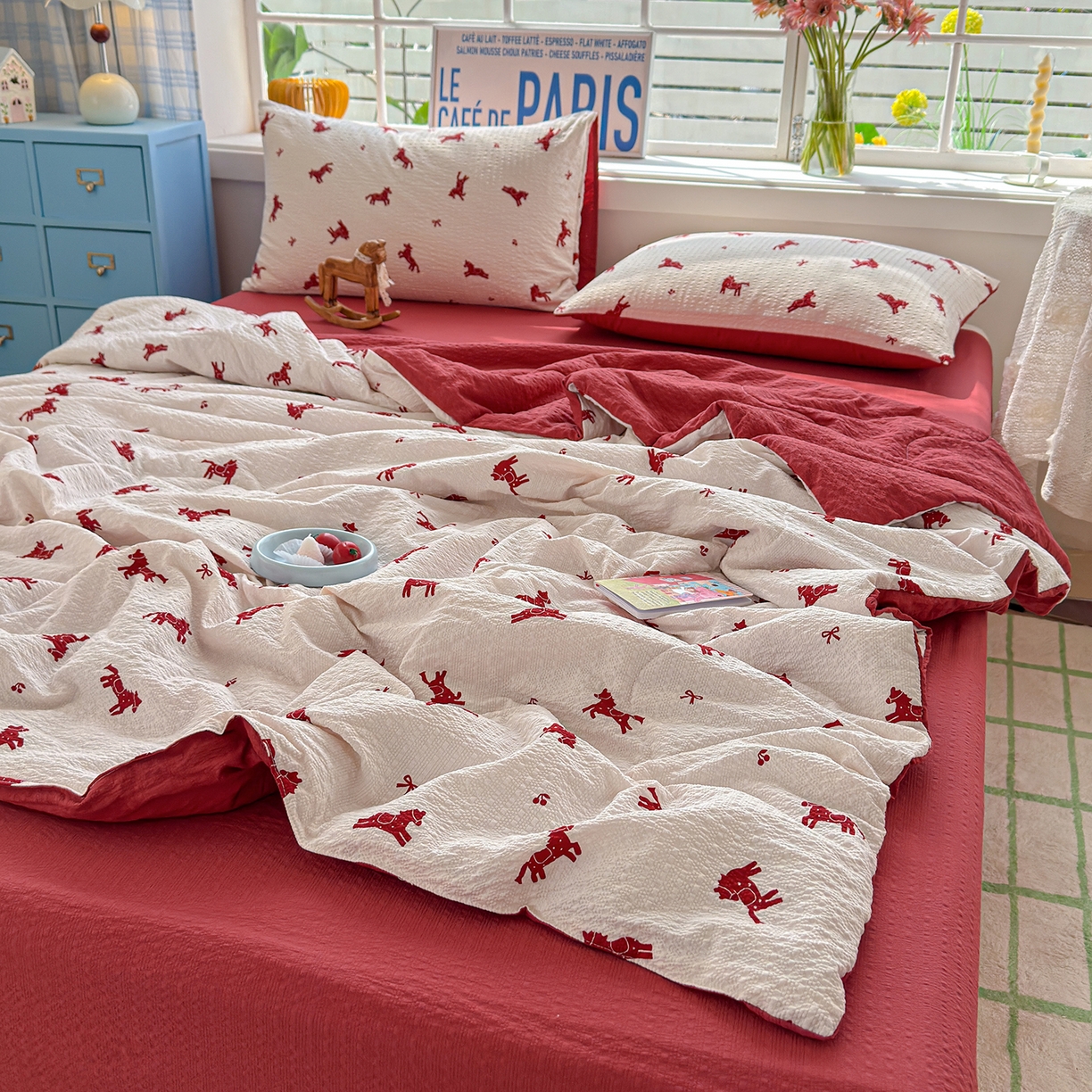 91家纺网 家纺一手货源 找家纺 玉海棠家纺 2026新款云感泡芙棉夏被空调被夏凉被四件套 轻梦赤马