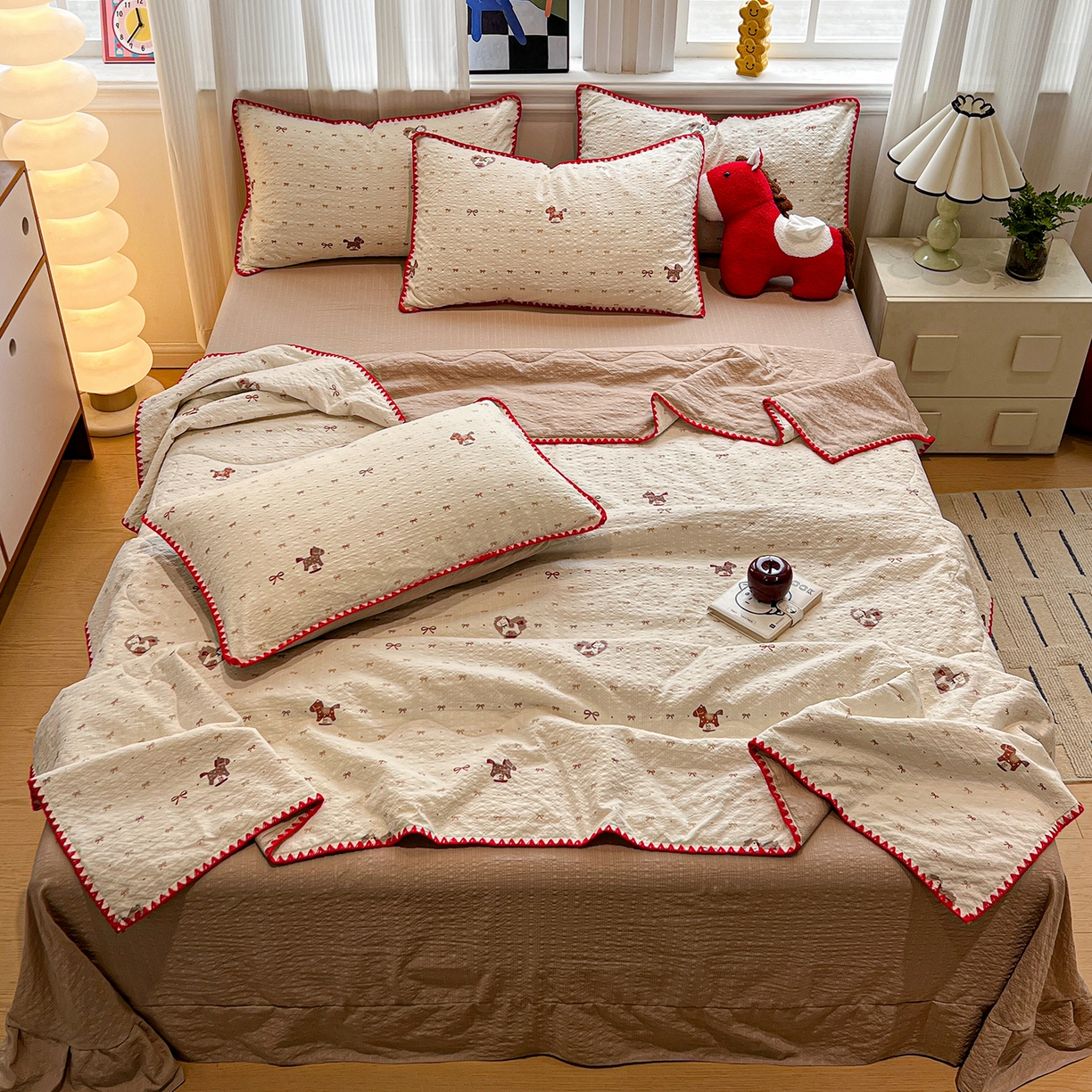 91家纺网 家纺一手货源 找家纺 仟网汇 2026新款三角针贝壳边泡芙纱夏被四件套 三角针夏被-梦幻小马