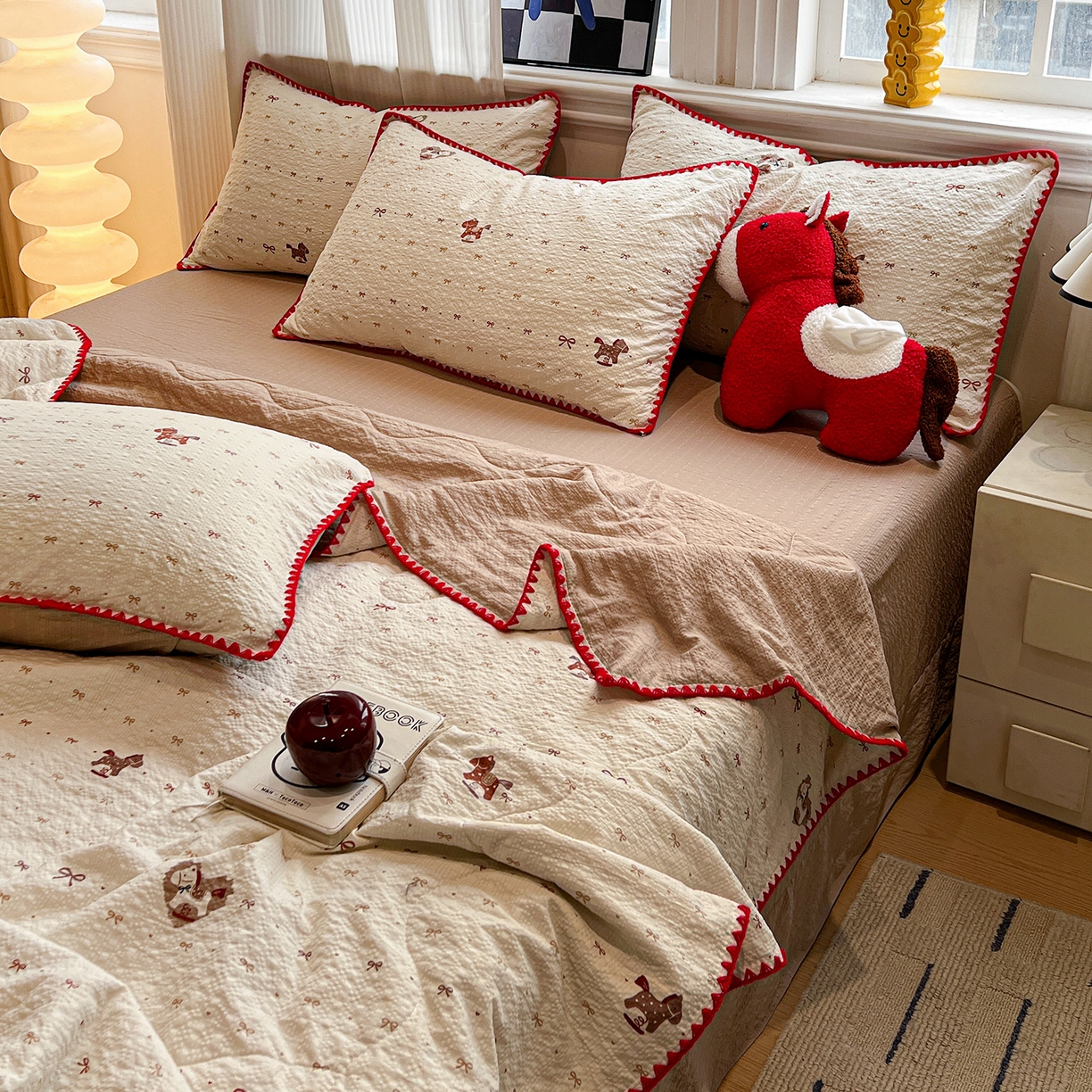 91家纺网 家纺一手货源 找家纺 仟网汇 2026新款三角针贝壳边泡芙纱夏被四件套 三角针夏被-梦幻小马