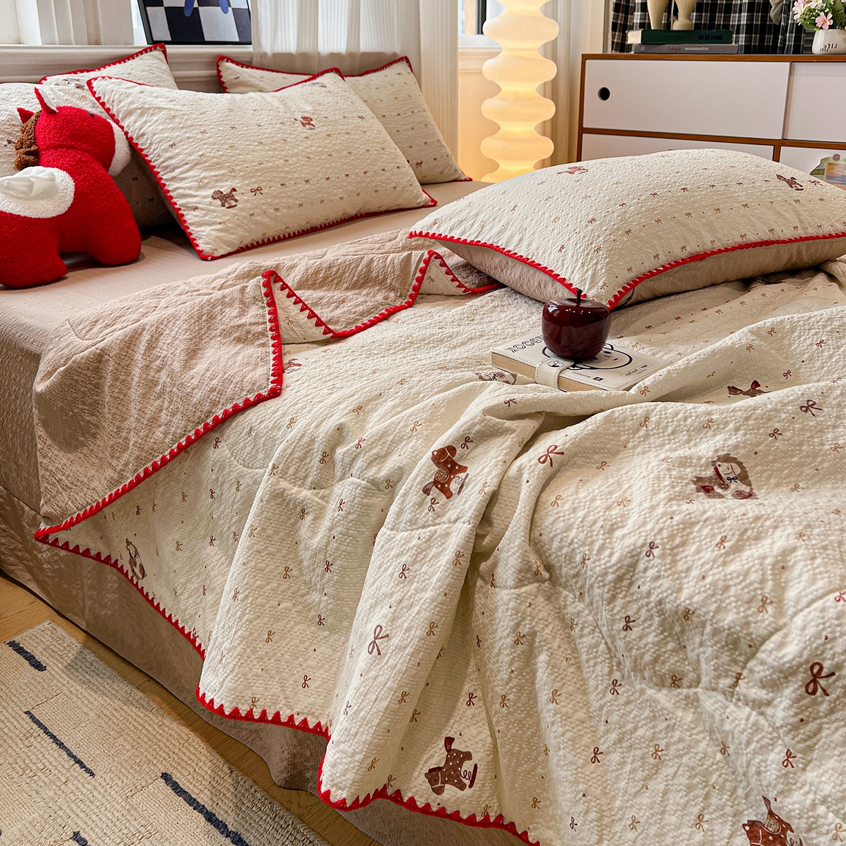 91家纺网 家纺一手货源 找家纺 仟网汇 2026新款三角针贝壳边泡芙纱夏被四件套 三角针夏被-梦幻小马